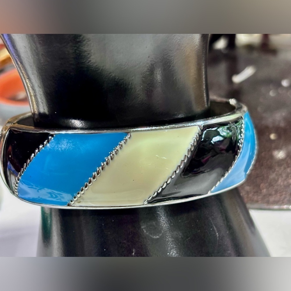 Blue and white enamel striped bangle bracelet #boho #retro
EUC